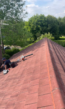 Roof tile repair on a pitched roof